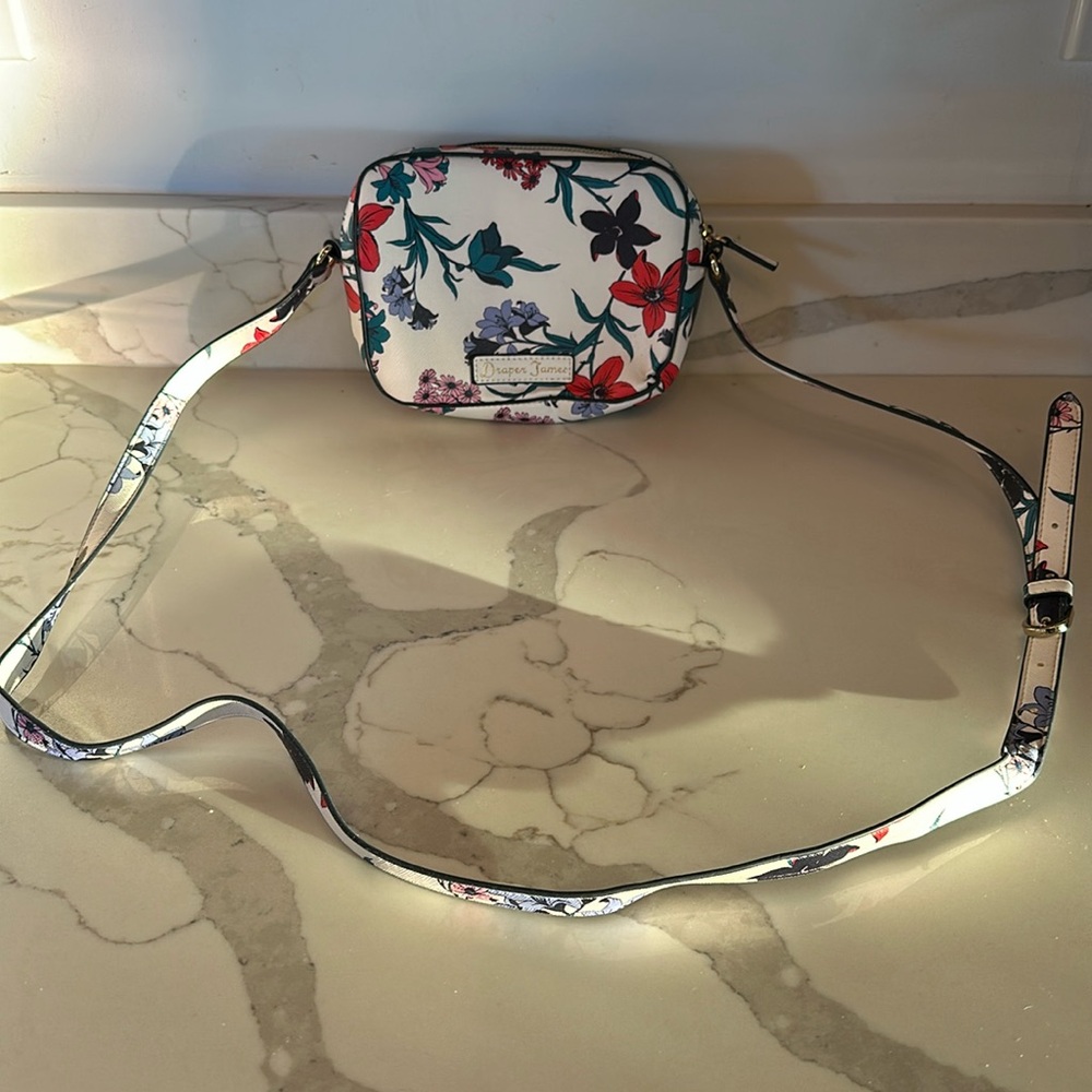 Draper James white/multi floral camera-style bag—shoulder strap, scallop bk pkt